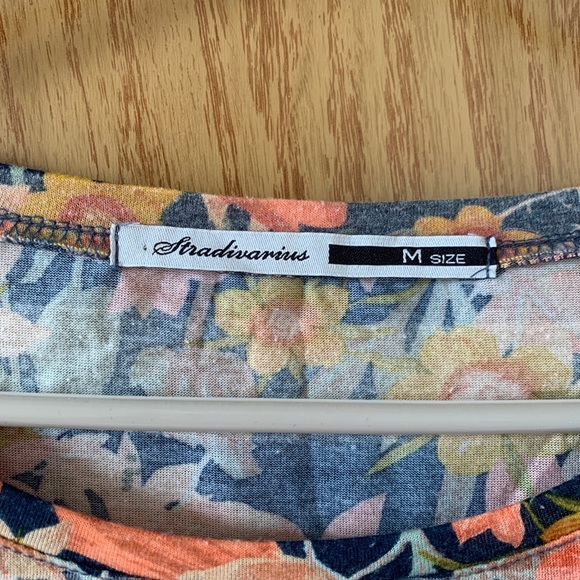 3/$15 Stradivarius // Floral top - Picture 2 of 4